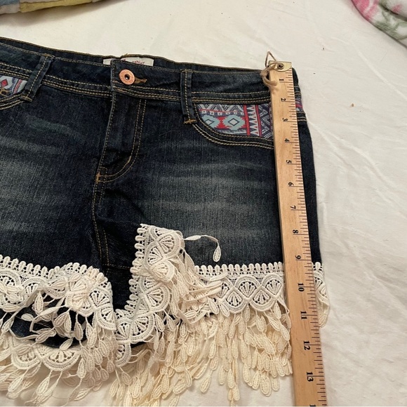 L.E.I. Ashley Low rise Dark Denim Shorts with Embroidered Lace Fringe-Size 9 Jr - Picture 7 of 10